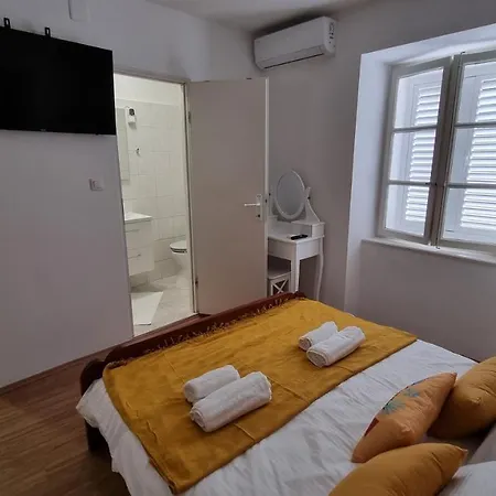 Old Town House With Parking & Game *
